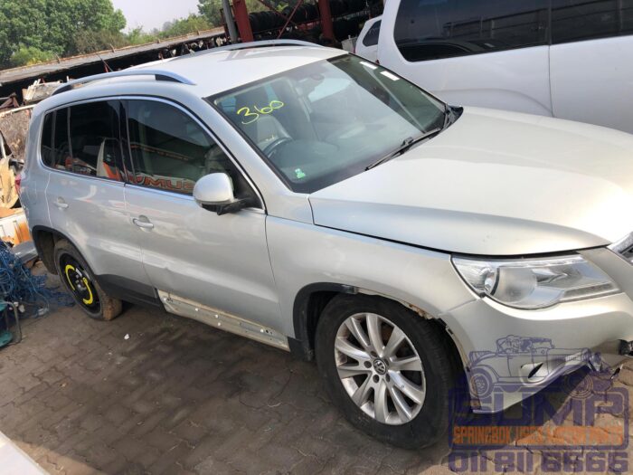 VOLKSWAGEN , TIGUAN 2 . 0 TDI SPORT - STYLE 4 M TIP , SILVER , 2010 ( 30220 ) - Image 3