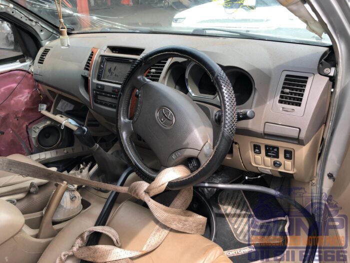 TOYOTA , FORTUNER 3 . 0 D - 4 D R / B , SILVER , 2009 ( 30290 ) - Image 9