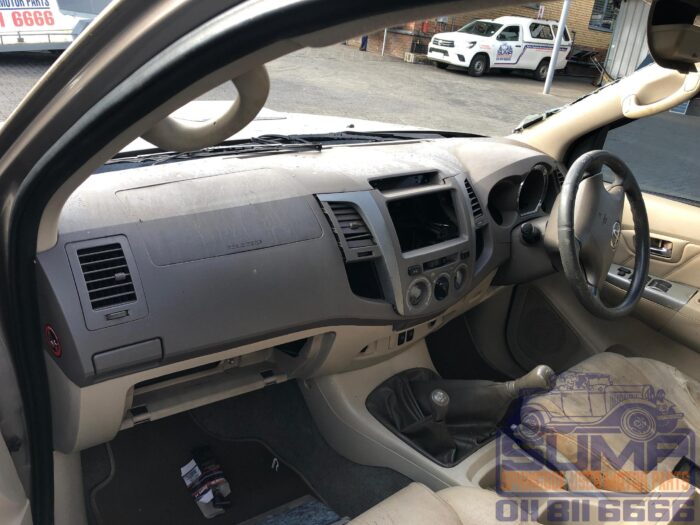 TOYOTA , FORTUNER 3 . 0 D - 4 D 4 X 4 , GOLD , 2008 ( 30360 ) - Image 9