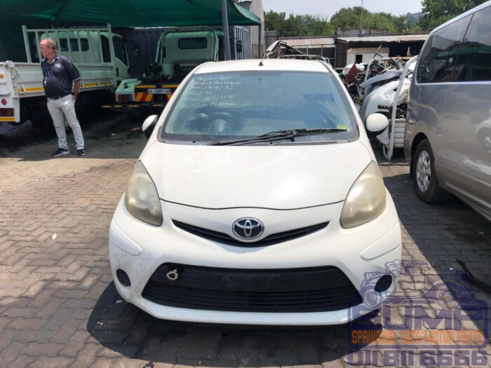 TOYOTA , AYGO 1 . 0 WILD 5 DR , WHITE , 2013 ( 30381 )