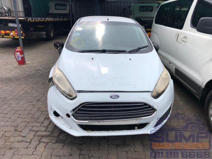FORD FIESTA 1 . 4 AMBIENTE 5 Dr WHITE 2015 ( 30411 )