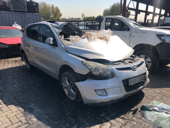 HYUNDAI , i 30 2 . 0 , SILVER , 2011 ( 29420 ) - Image 2