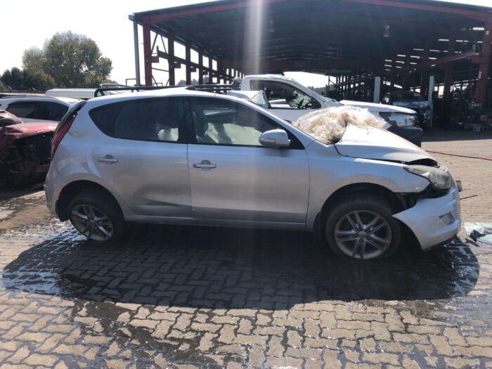 HYUNDAI , i 30 2 . 0 , SILVER , 2011 ( 29420 ) - Image 3