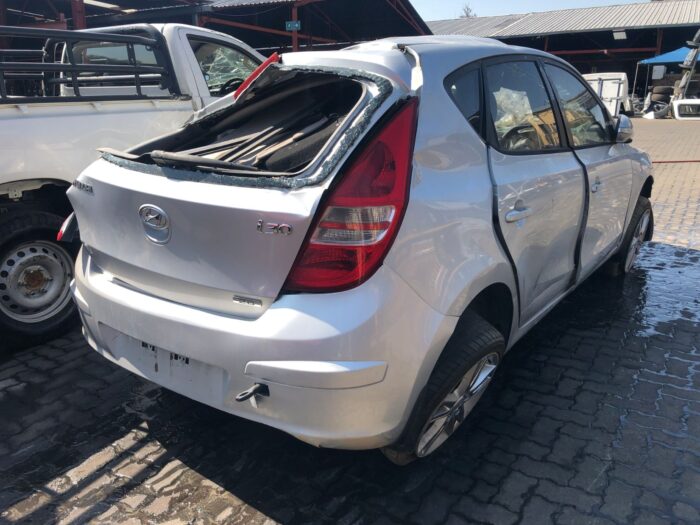 HYUNDAI , i 30 2 . 0 , SILVER , 2011 ( 29420 ) - Image 4