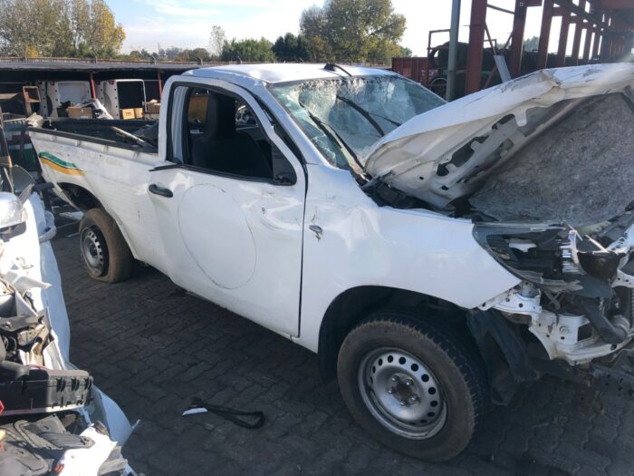 TOYOTA , HILUX 2 . 4 GD - 6 A / C P / U S / C , WHITE , 2020 ( 29416 ) - Image 3