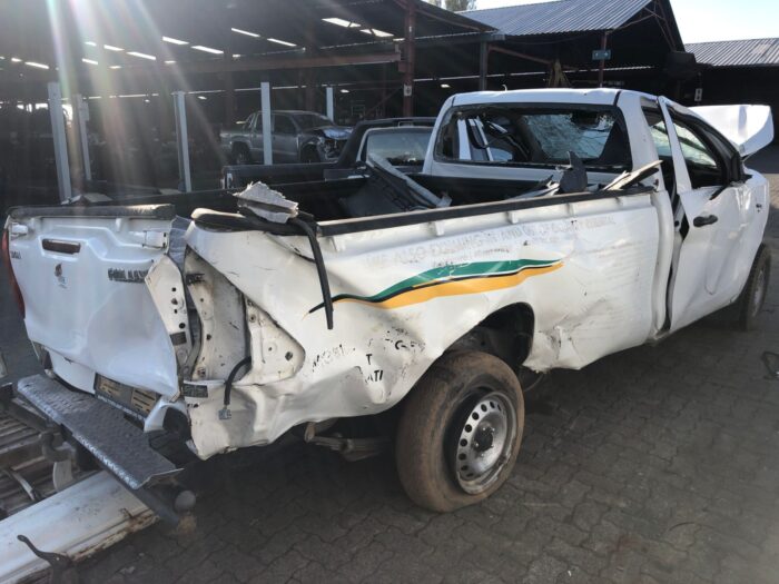 TOYOTA , HILUX 2 . 4 GD - 6 A / C P / U S / C , WHITE , 2020 ( 29416 ) - Image 4