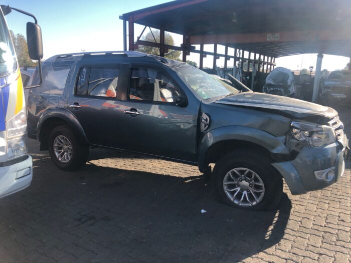 FORD , EVEREST 3 . 0 TD Ci XLT , GREEN , 2012 ( 29429 ) - Image 3