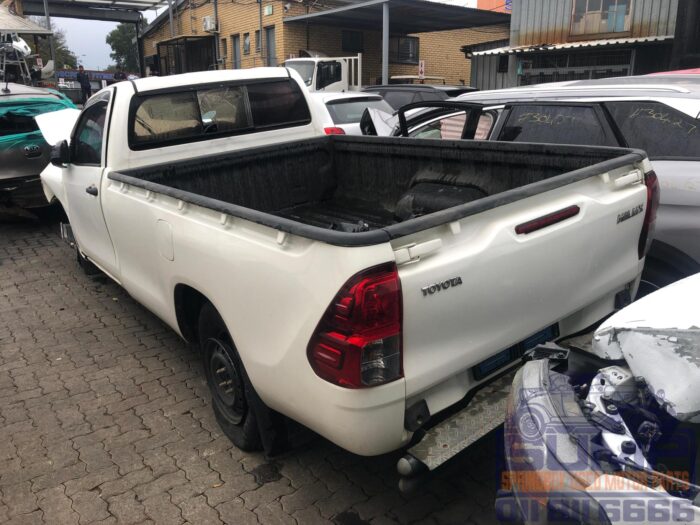 TOYOTA , HILUX 2 . 4 GD A / C PU S / C , WHITE , 2019 ( 30454 ) - Image 6