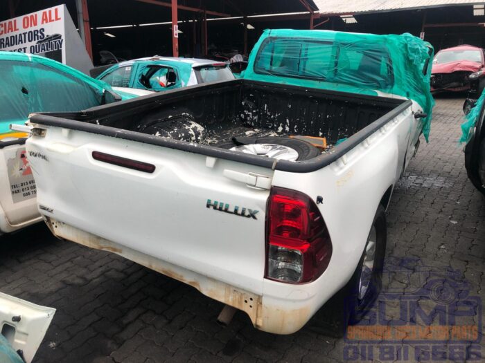 TOYOTA , HILUX 2 . 4 GD - 6 RB SRX P / U S / C , WHITE , 2019 ( 30446 ) - Image 4
