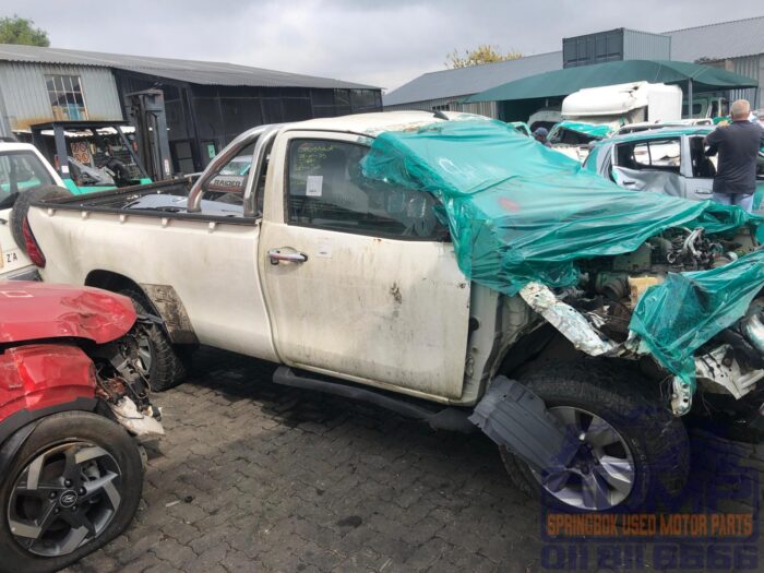 TOYOTA , HILUX 2 . 8 GD - 6 RB RAIDER P / U S / C , WHITE , 2016 ( 30453 ) - Image 3