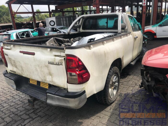 TOYOTA , HILUX 2 . 8 GD - 6 RB RAIDER P / U S / C , WHITE , 2016 ( 30453 ) - Image 4