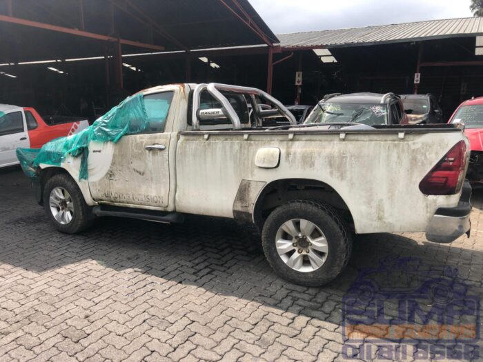 TOYOTA , HILUX 2 . 8 GD - 6 RB RAIDER P / U S / C , WHITE , 2016 ( 30453 ) - Image 7
