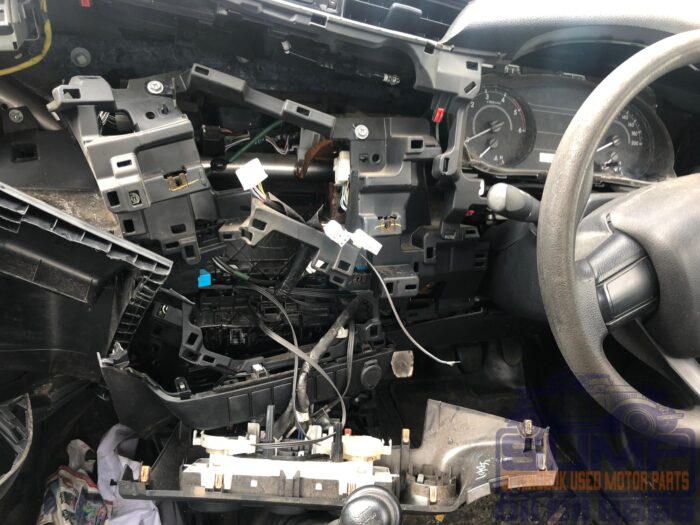 TOYOTA , HILUX 2 . 4 GD - 6 P / U S / C , WHITE , 2018 ( 30456 ) - Image 11