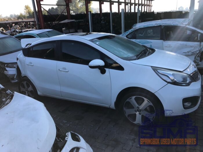 KIA , RIO 1 . 4 A / T 4 DR , WHITE , 2015 ( 29945 ) - Image 3