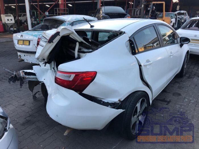 KIA , RIO 1 . 4 A / T 4 DR , WHITE , 2015 ( 29945 ) - Image 4