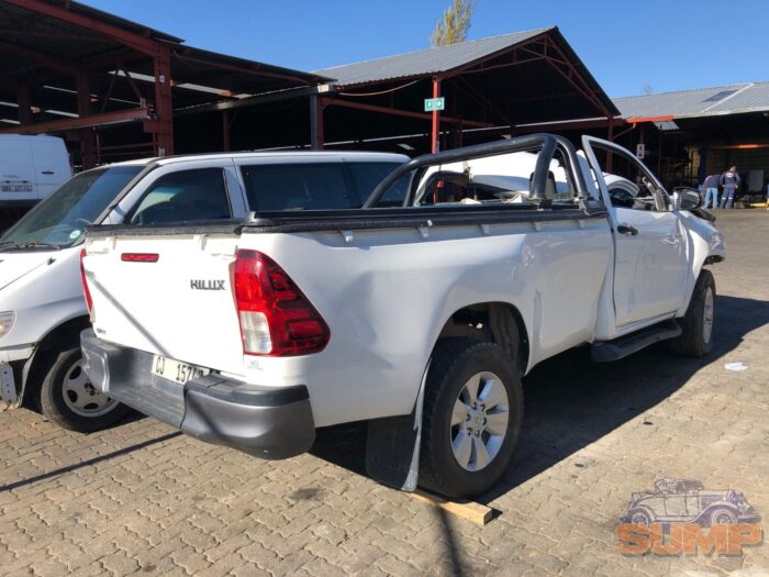 TOYOTA , HILUX 2 . 4 GD - 6 RB SRX P / U S / C , WHITE , 2020 ( 29445 ) - Image 4