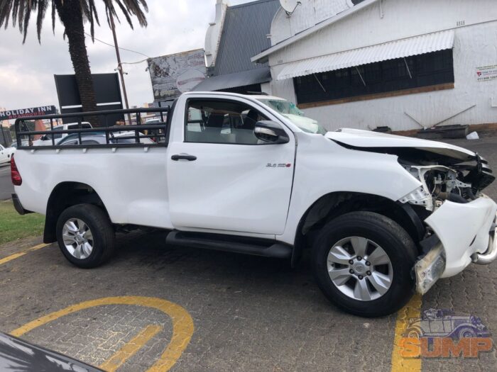 TOYOTA , HILUX 2 . 4 GD - 6 R / B SRX P / U S / C , WHITE , 2017 ( 29465 ) - Image 3