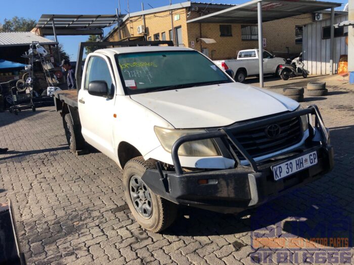 TOYOTA , HILUX 2 . 5 D - 4 D SRX 4 X 4 P / U S / C , WHITE , 2013 ( 30473 ) - Image 2