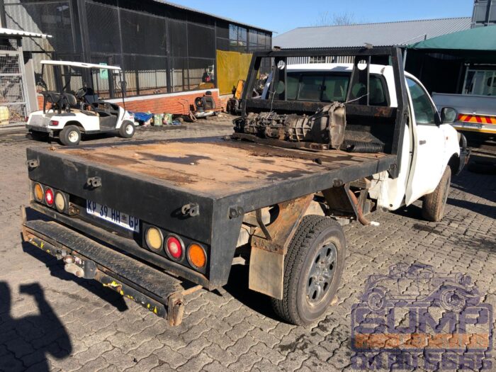 TOYOTA , HILUX 2 . 5 D - 4 D SRX 4 X 4 P / U S / C , WHITE , 2013 ( 30473 ) - Image 4