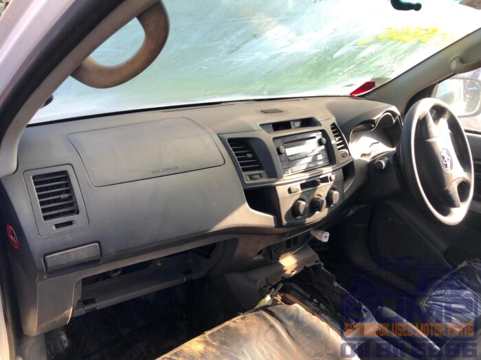 TOYOTA , HILUX 2 . 5 D - 4 D SRX 4 X 4 P / U S / C , WHITE , 2013 ( 30473 ) - Image 9
