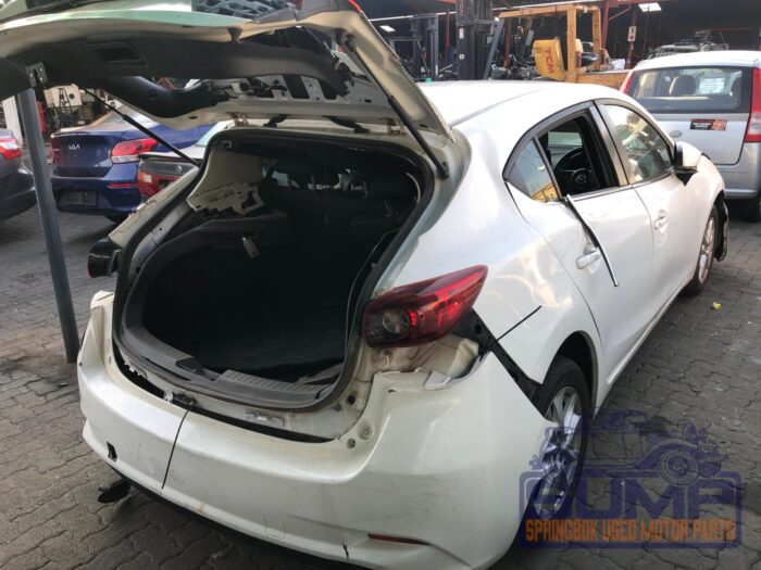 MAZDA , MAZDA 3 1 . 6 ACTIVE 5 DR , WHITE , 2016 ( 30002 ) - Image 4