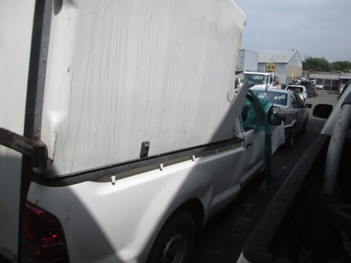 TOYOTA , HILUX 2 . 5 D - 4 D P / U S / C , WHITE , 2012 ( 29235 ) - Image 2