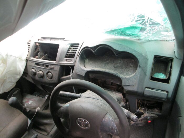 TOYOTA , HILUX 2 . 5 D - 4 D P / U S / C , WHITE , 2012 ( 29235 ) - Image 6
