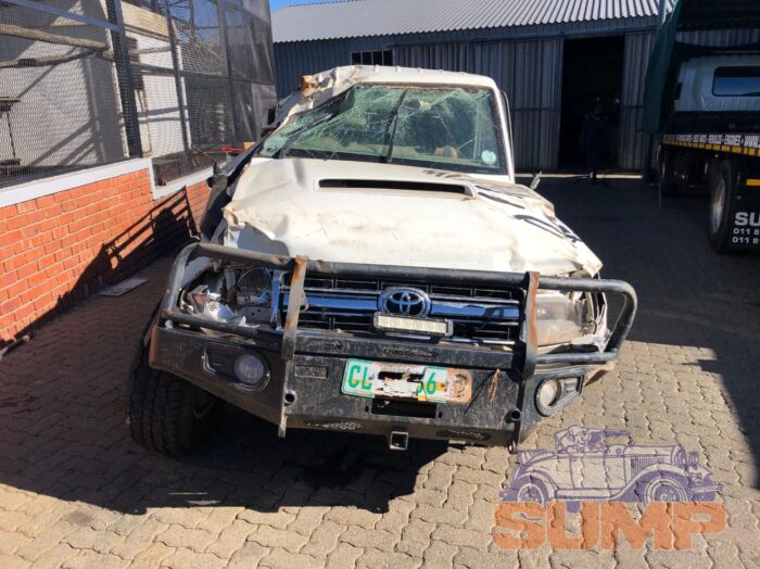 TOYOTA , LAND CRUISER 70 4 . 5 D P / U S / C , WHITE , 2015 ( 29496 )