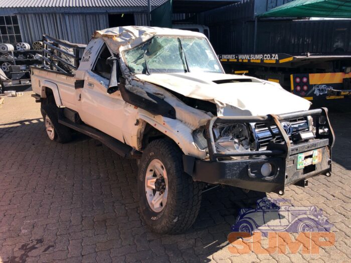 TOYOTA , LAND CRUISER 70 4 . 5 D P / U S / C , WHITE , 2015 ( 29496 ) - Image 2