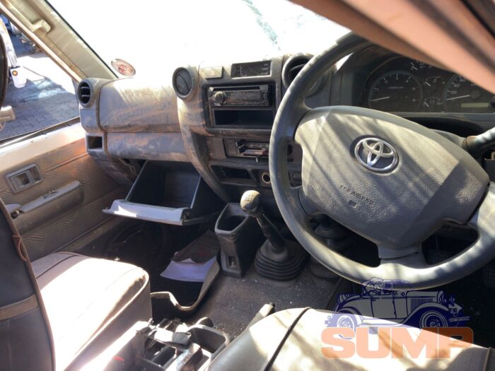 TOYOTA , LAND CRUISER 70 4 . 5 D P / U S / C , WHITE , 2015 ( 29496 ) - Image 10