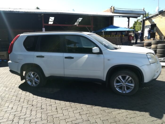 NISSAN , X - TRAIL 2 . 0 XE 4 X 2 ( R 79 / R 85 ) , WHITE , 2011 ( 29315 ) - Image 3
