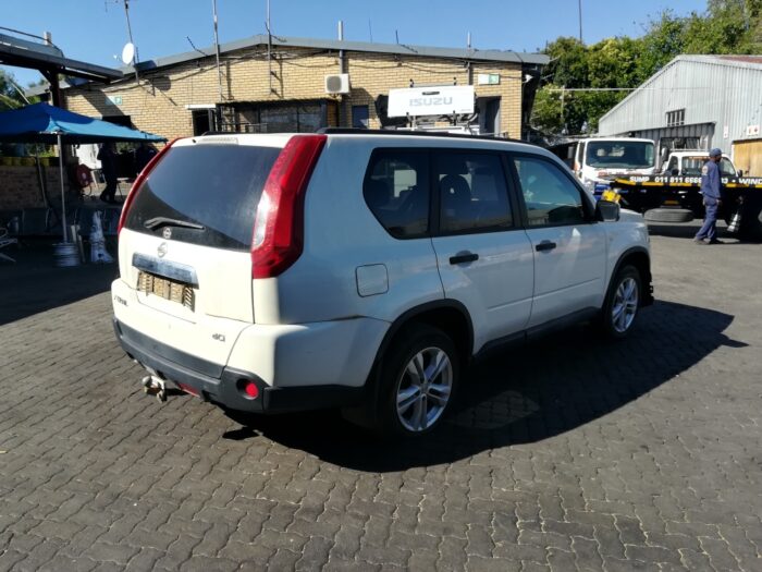 NISSAN , X - TRAIL 2 . 0 XE 4 X 2 ( R 79 / R 85 ) , WHITE , 2011 ( 29315 ) - Image 4