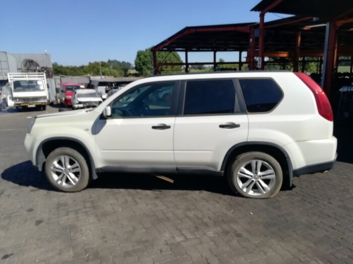 NISSAN , X - TRAIL 2 . 0 XE 4 X 2 ( R 79 / R 85 ) , WHITE , 2011 ( 29315 ) - Image 7