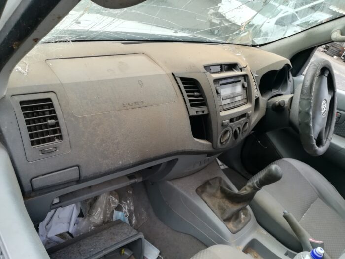 TOYOTA , HILUX 2 . 5 D - 4 D SRX P / U S / C , WHITE , 2009 ( 29316 ) - Image 10