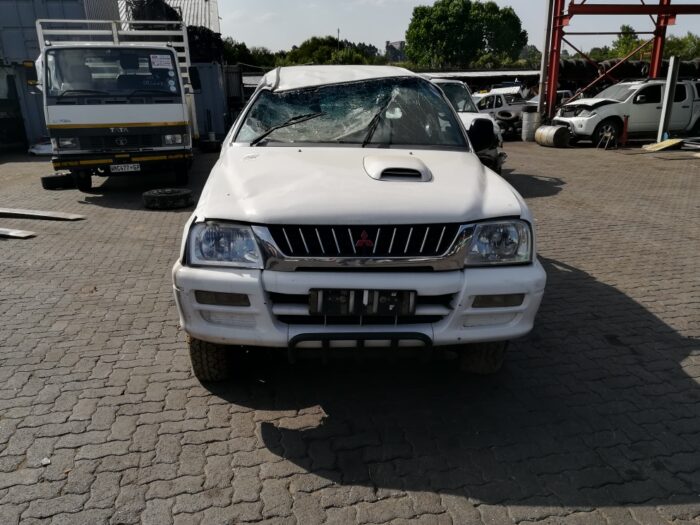 MITSUBISHI , COLT CLUBCAB 2800 T Di P / U S / C , WHITE , 2004 ( 29321 )