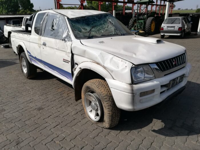 MITSUBISHI , COLT CLUBCAB 2800 T Di P / U S / C , WHITE , 2004 ( 29321 ) - Image 2