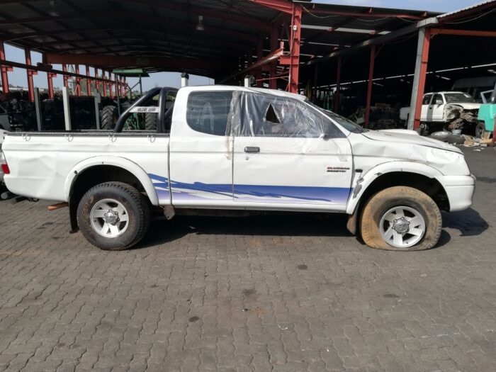 MITSUBISHI , COLT CLUBCAB 2800 T Di P / U S / C , WHITE , 2004 ( 29321 ) - Image 3