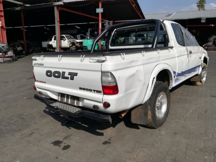MITSUBISHI , COLT CLUBCAB 2800 T Di P / U S / C , WHITE , 2004 ( 29321 ) - Image 4