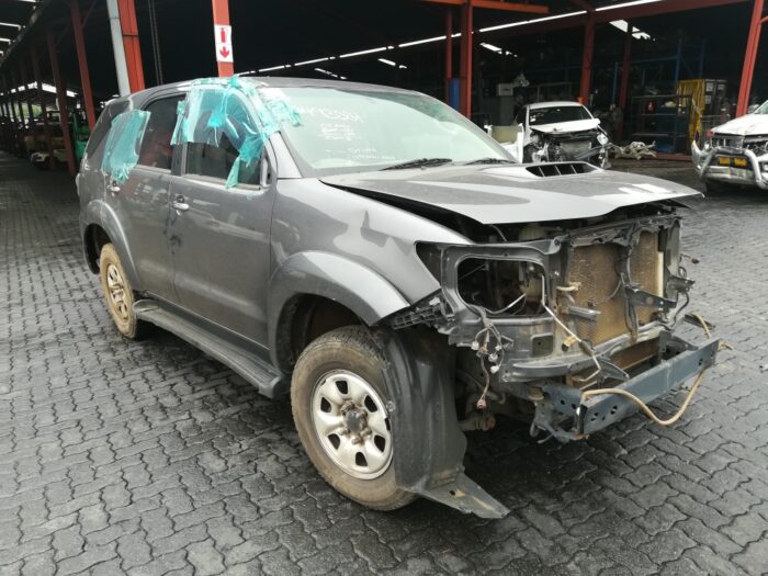 TOYOTA , FORTUNER 2 . 5 D - 4 D 4 X 4 A / T , GREY , 2015 ( 29351 ) - Image 2