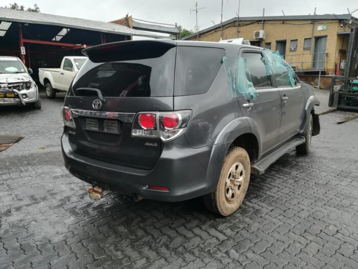 TOYOTA , FORTUNER 2 . 5 D - 4 D 4 X 4 A / T , GREY , 2015 ( 29351 ) - Image 4