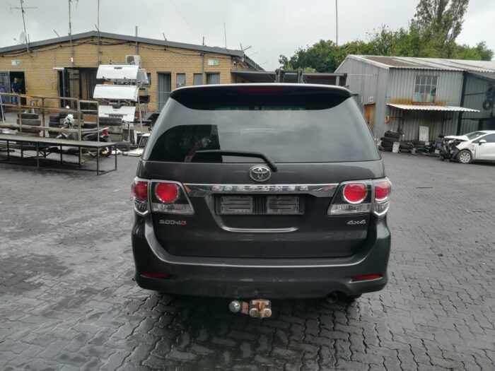 TOYOTA , FORTUNER 2 . 5 D - 4 D 4 X 4 A / T , GREY , 2015 ( 29351 ) - Image 5