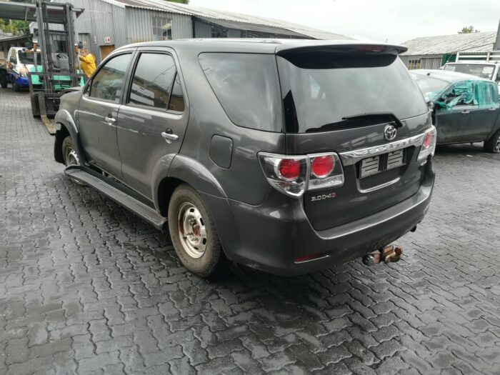TOYOTA , FORTUNER 2 . 5 D - 4 D 4 X 4 A / T , GREY , 2015 ( 29351 ) - Image 6