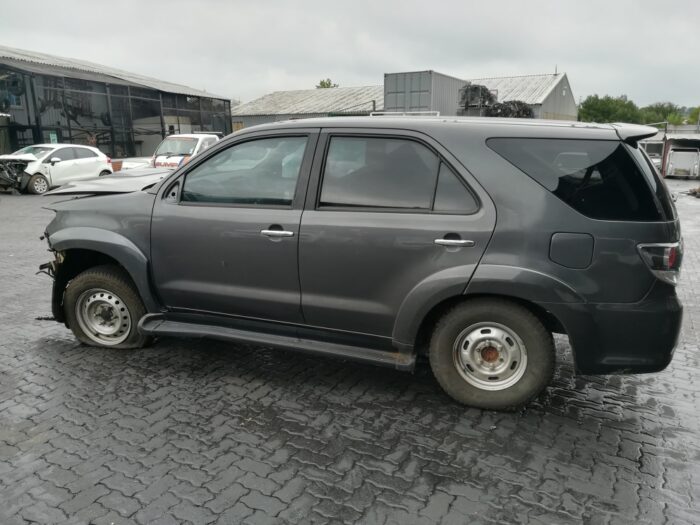 TOYOTA , FORTUNER 2 . 5 D - 4 D 4 X 4 A / T , GREY , 2015 ( 29351 ) - Image 7