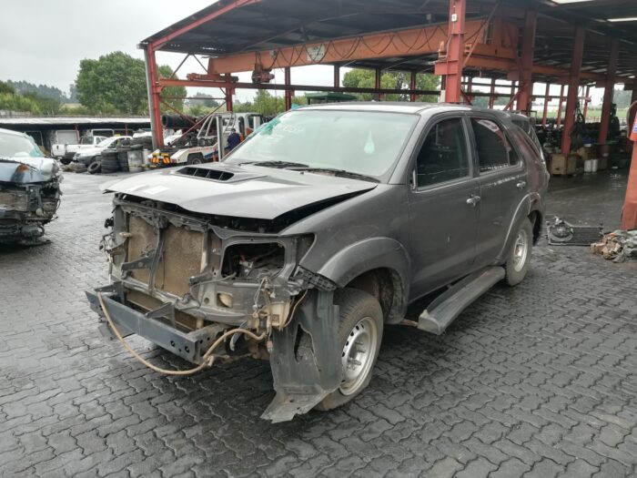 TOYOTA , FORTUNER 2 . 5 D - 4 D 4 X 4 A / T , GREY , 2015 ( 29351 ) - Image 8