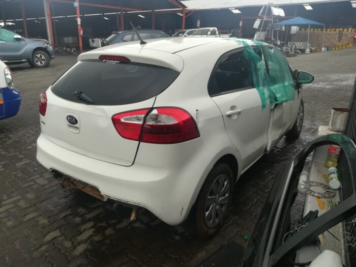 KIA , RIO 1 . 2 ( 5 DR ) , WHITE , 2014 ( 29345 ) - Image 4