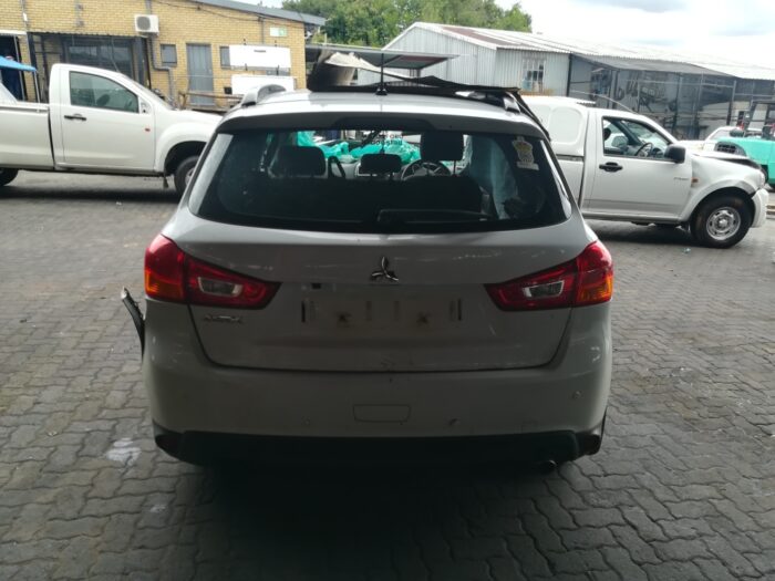 MITSUBISHI , ASX 2 . 0 5 DR GLX / SPORT , WHITE , 2016 ( 29336 ) - Image 5