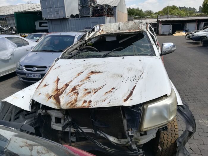 TOYOTA , HILUX 2 . 5 D - 4 D VNT 106 KW R / B P / U D /, WHITE , 2012 ( 29386 )