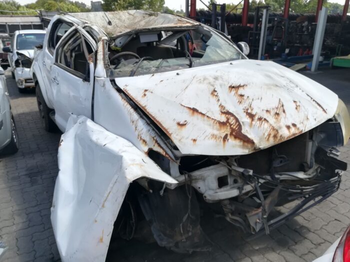 TOYOTA , HILUX 2 . 5 D - 4 D VNT 106 KW R / B P / U D /, WHITE , 2012 ( 29386 ) - Image 2