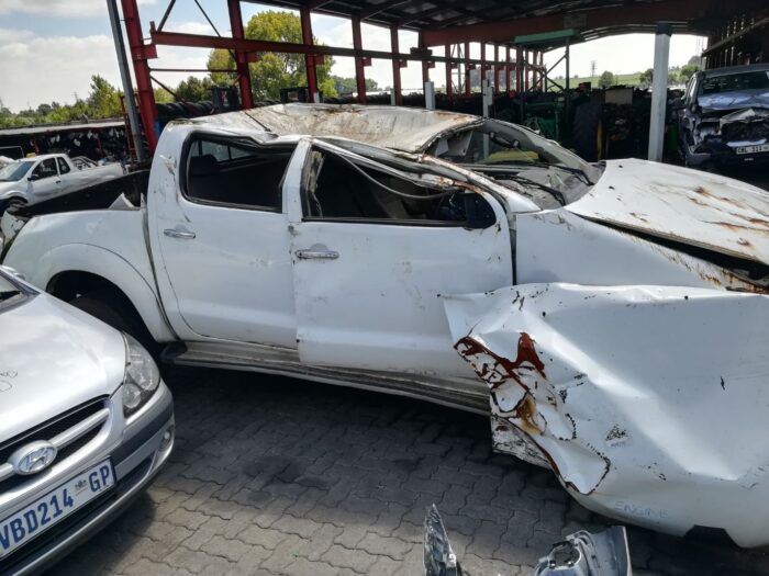 TOYOTA , HILUX 2 . 5 D - 4 D VNT 106 KW R / B P / U D /, WHITE , 2012 ( 29386 ) - Image 3