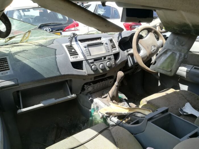 TOYOTA , HILUX 2 . 5 D - 4 D VNT 106 KW R / B P / U D /, WHITE , 2012 ( 29386 ) - Image 10